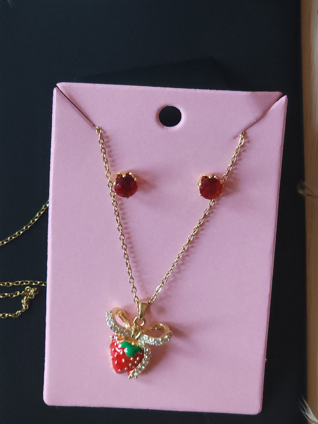 Set de Joyería Coqueta "Dulce Fresa": Collar con Dije Esmaltado y Pendientes de Cristal Rojo