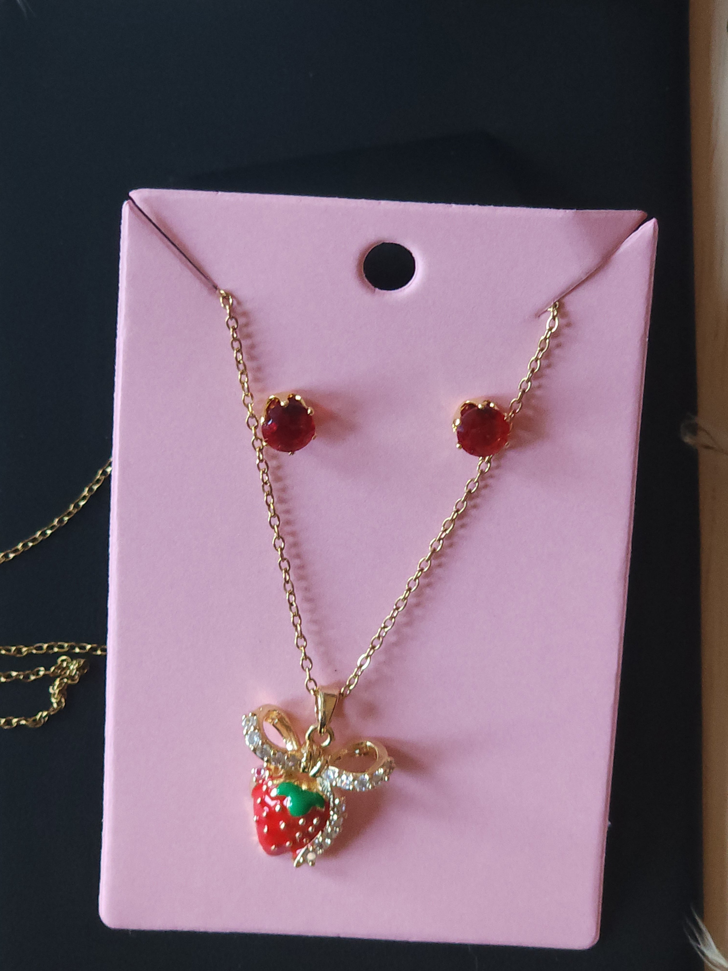 Set de Joyería Coqueta "Dulce Fresa": Collar con Dije Esmaltado y Pendientes de Cristal Rojo