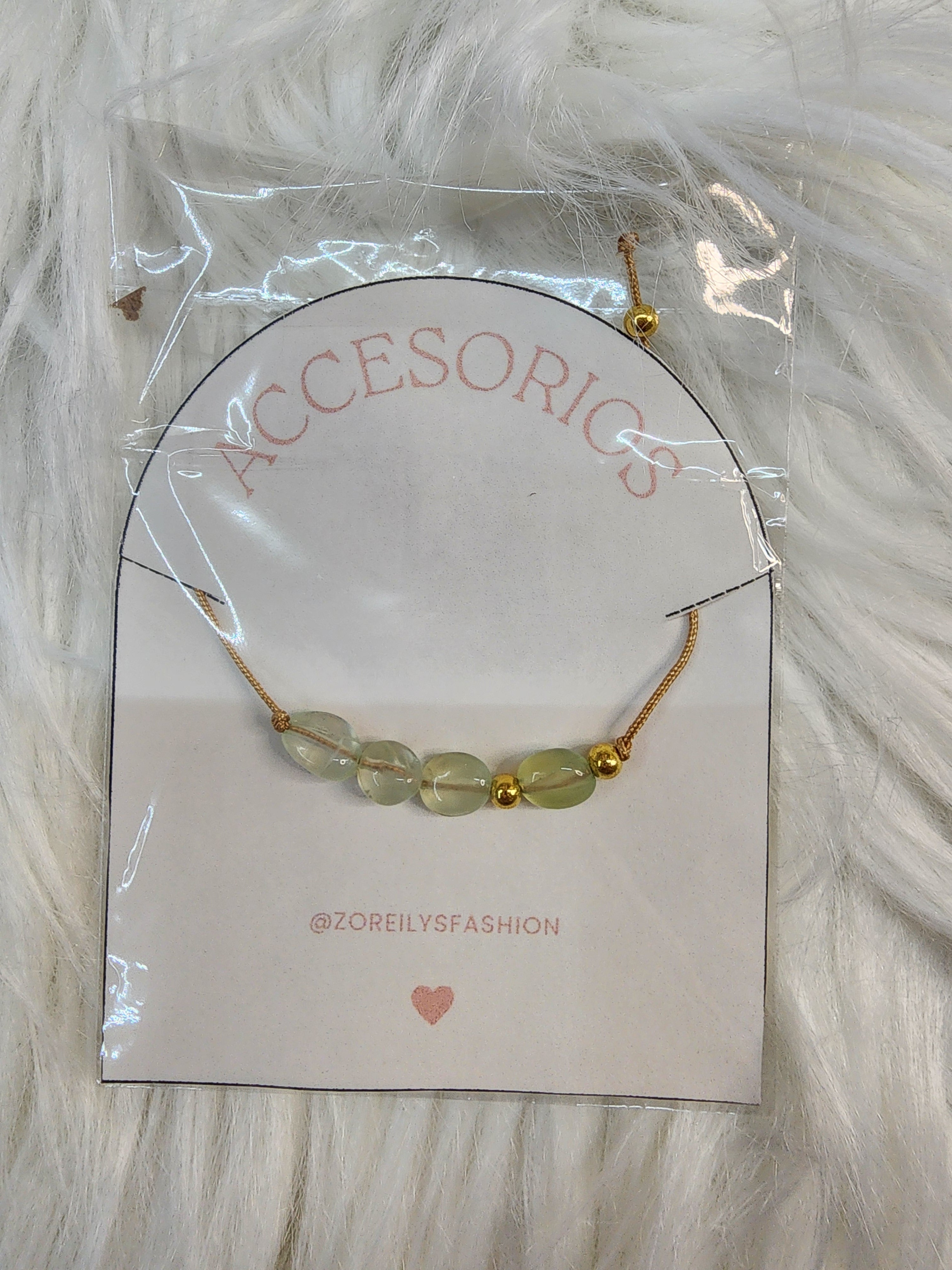 Pulsera de Hilo Ajustable con Cuentas Translúcidas (El toque sutil perfecto)