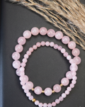 Conjunto de 2 Pulseras de Cuarzo Rosa Natural con Acentos Dorados