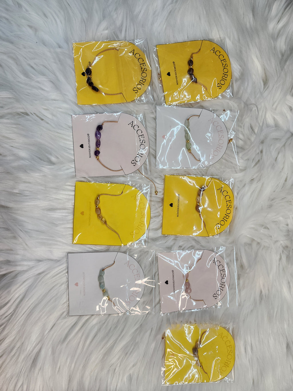 Pulsera de Hilo Ajustable con Cuentas Translúcidas (El toque sutil perfecto)