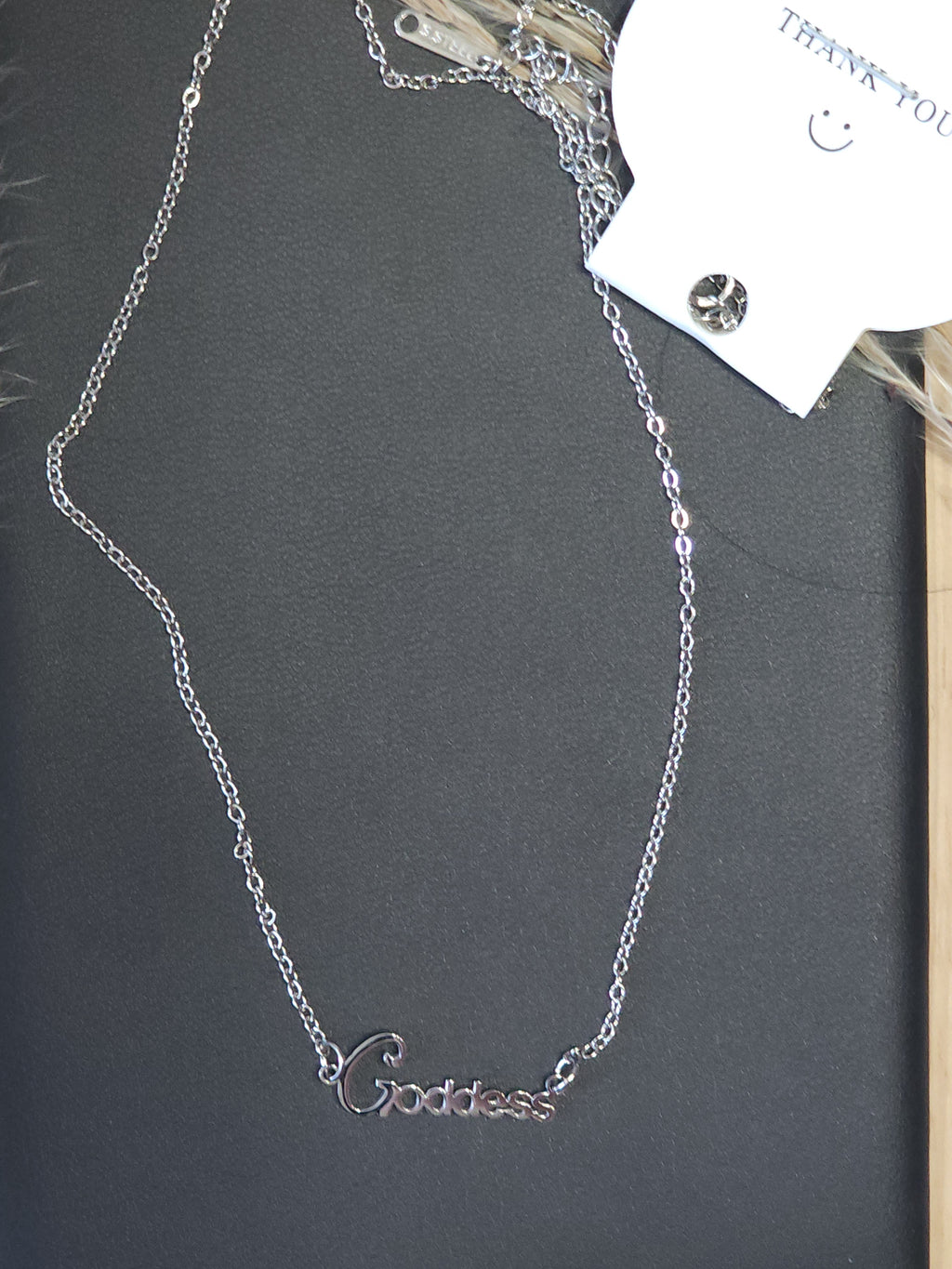 Collar con Mensaje de Empoderamiento "Goddess" plateado