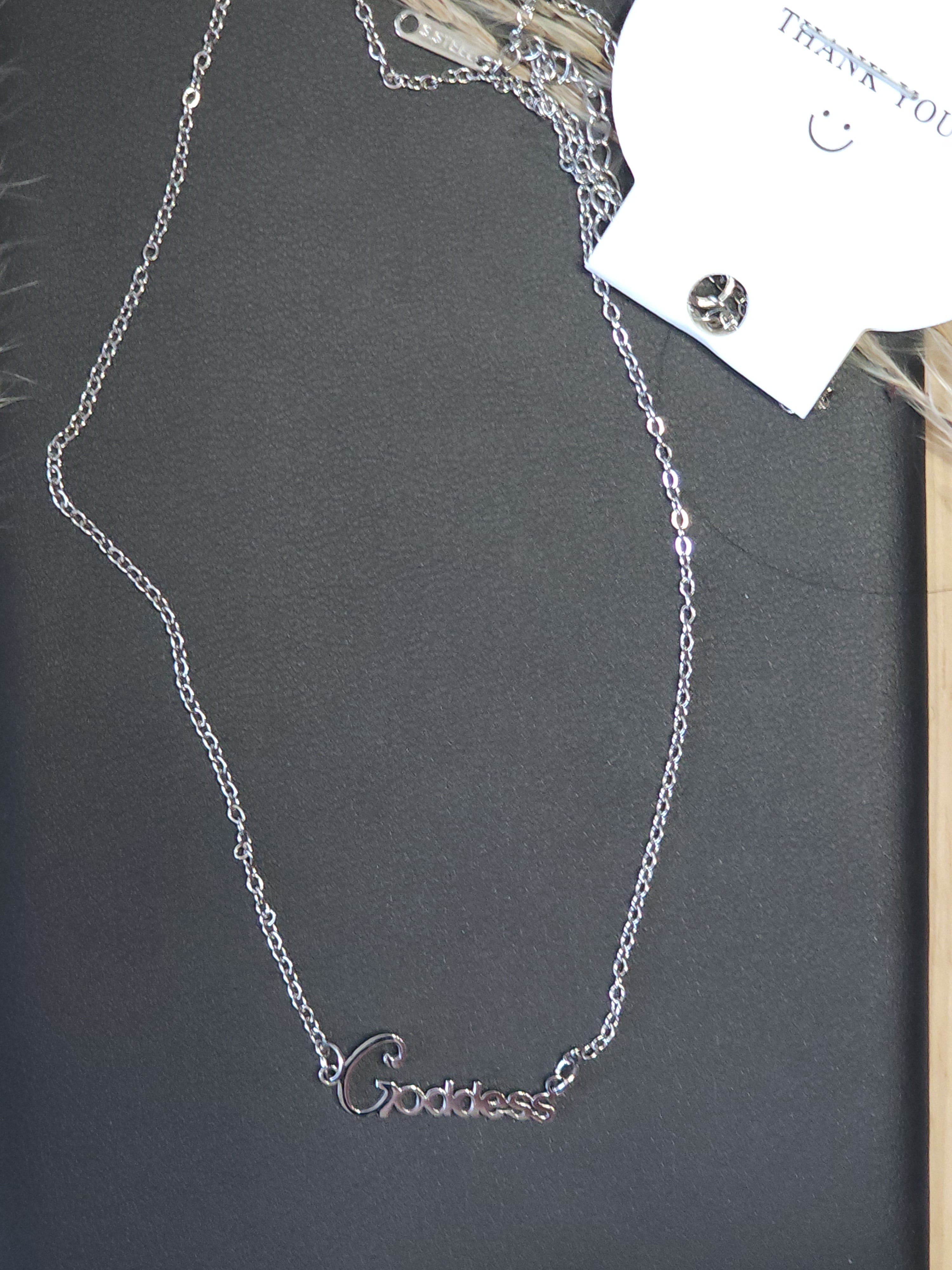 Collar con Mensaje de Empoderamiento "Goddess" plateado