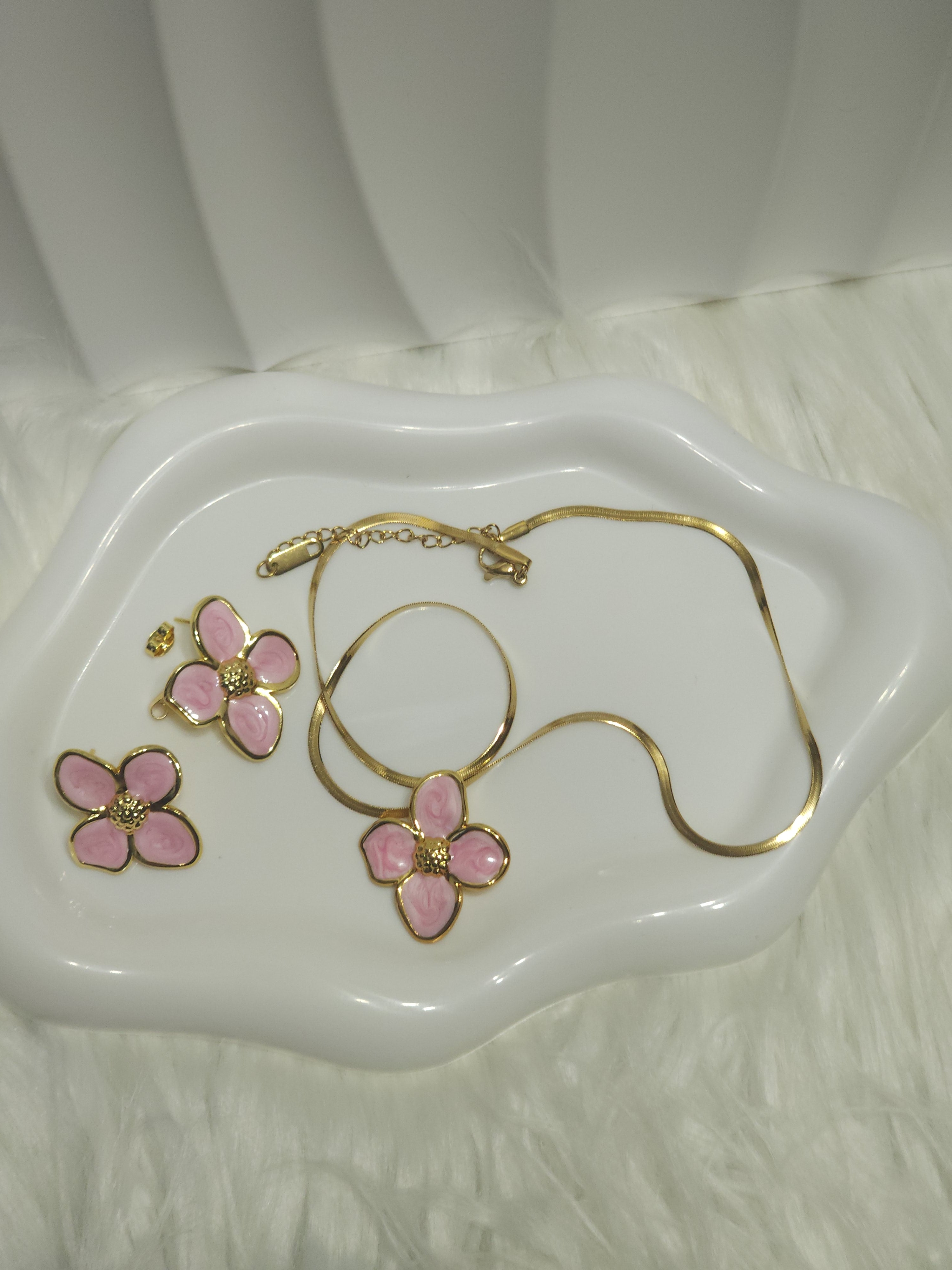 Set de Joyería Flor de la Suerte – Cadena y Aretes con Esmalte Rosa y Baño de Oro