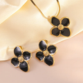 Set de Joyería Flor de la Suerte – Cadena y Aretes con Esmalte Rosa ac inox