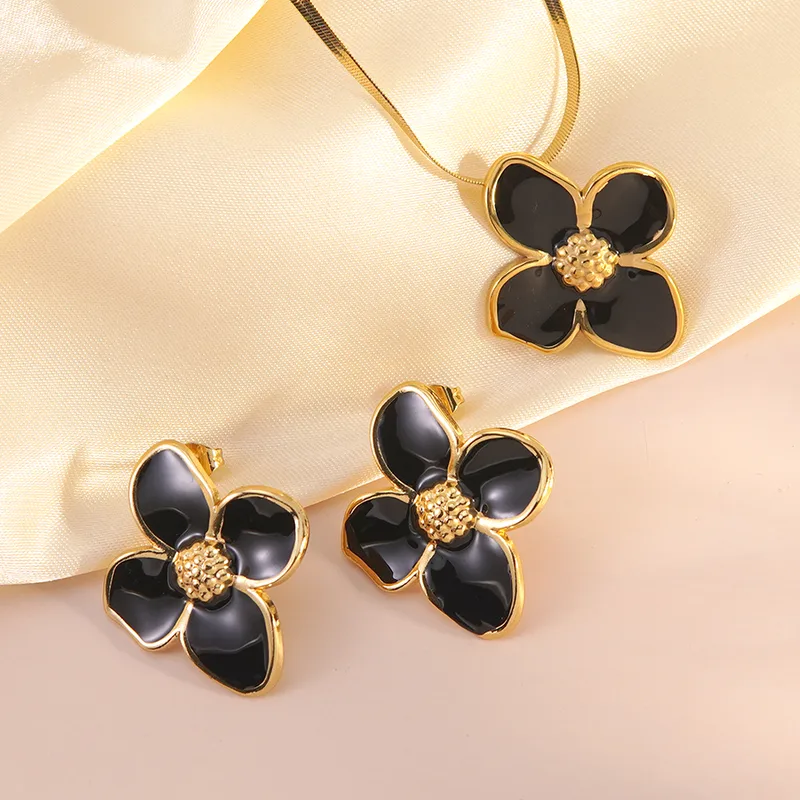 Set de Joyería Flor de la Suerte – Cadena y Aretes con Esmalte Rosa ac inox