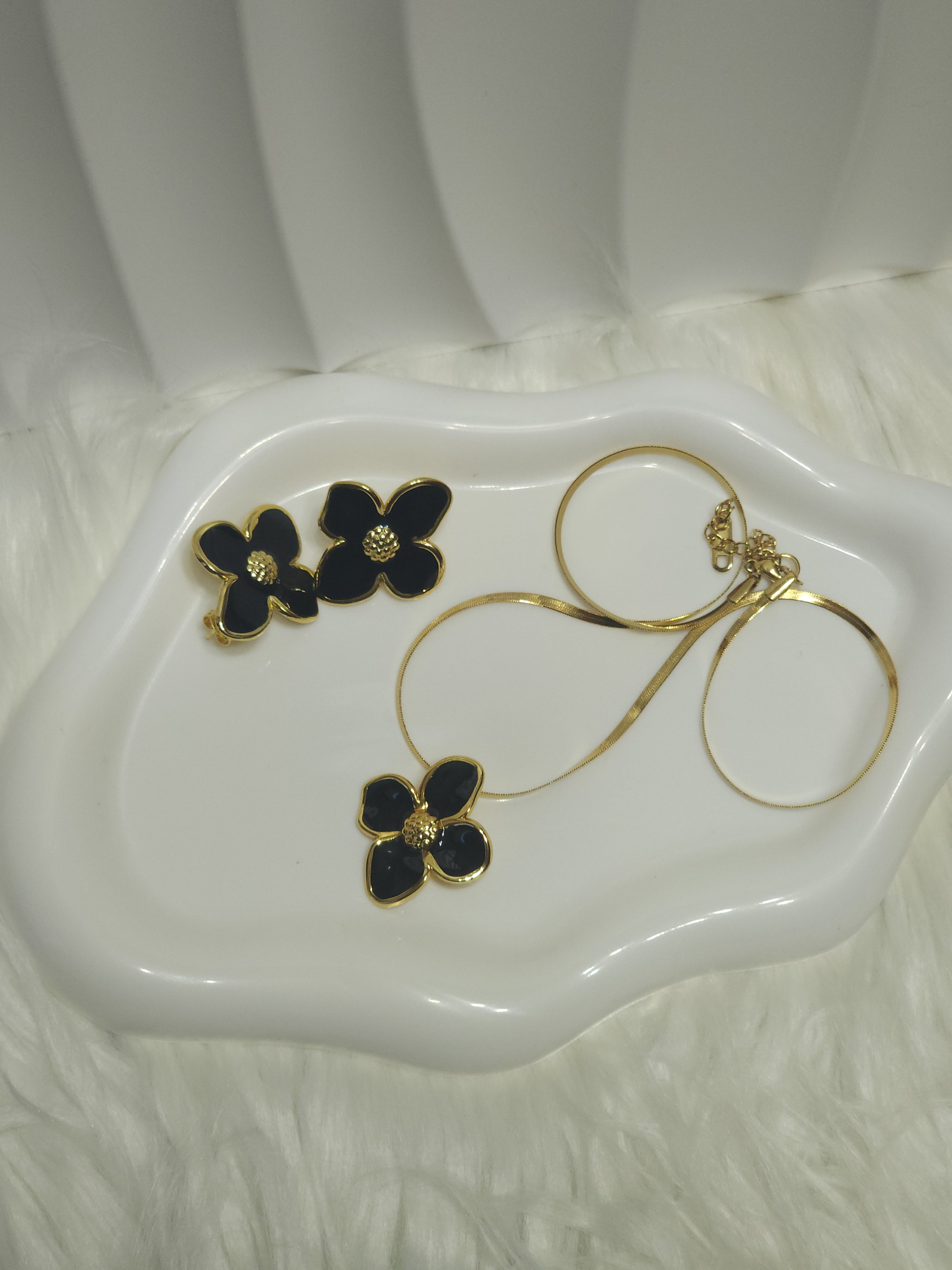 Set de Joyería Flor de la Suerte – Cadena y Aretes con Esmalte Rosa ac inox