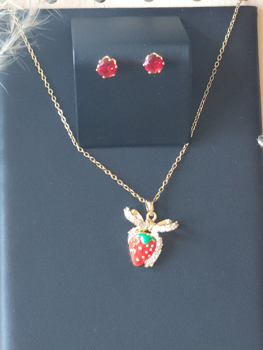 Set de Joyería Coqueta "Dulce Fresa": Collar con Dije Esmaltado y Pendientes de Cristal Rojo