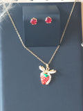 Set de Joyería Coqueta "Dulce Fresa": Collar con Dije Esmaltado y Pendientes de Cristal Rojo