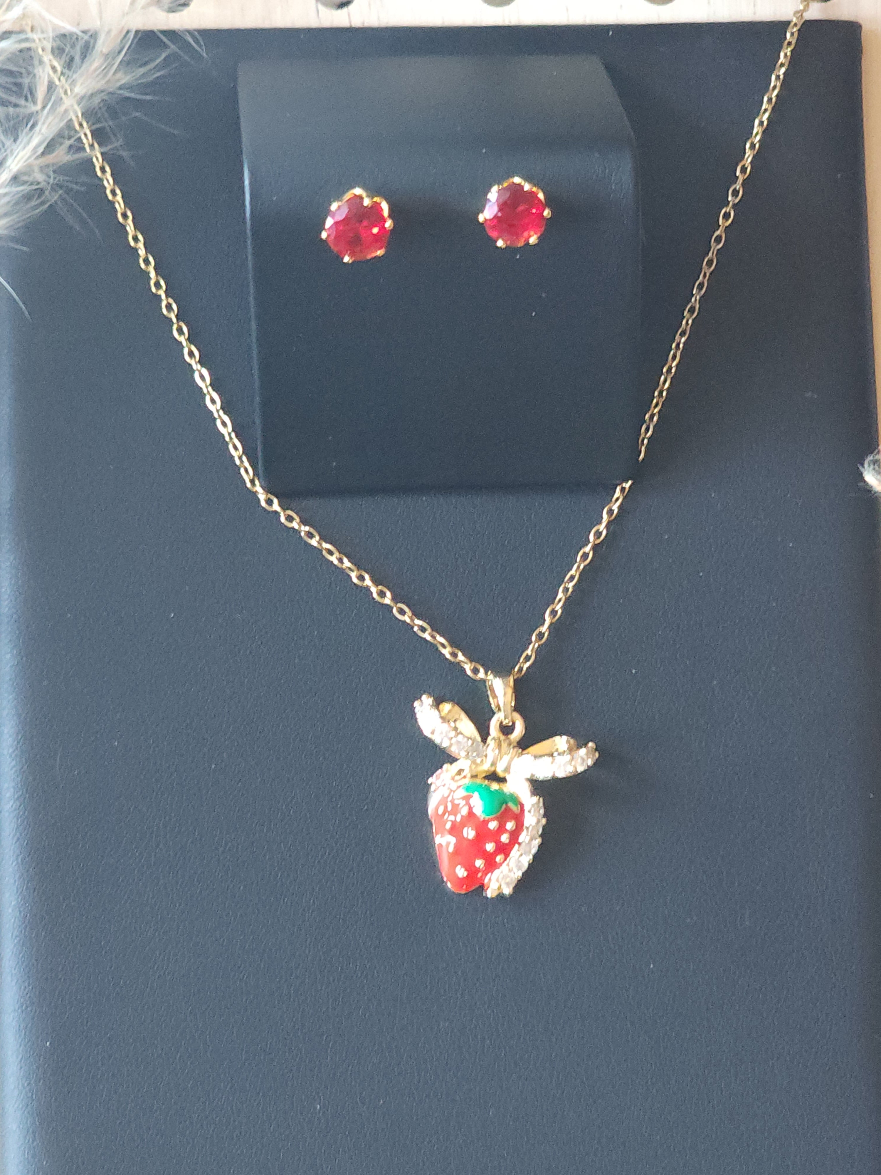 Set de Joyería Coqueta "Dulce Fresa": Collar con Dije Esmaltado y Pendientes de Cristal Rojo