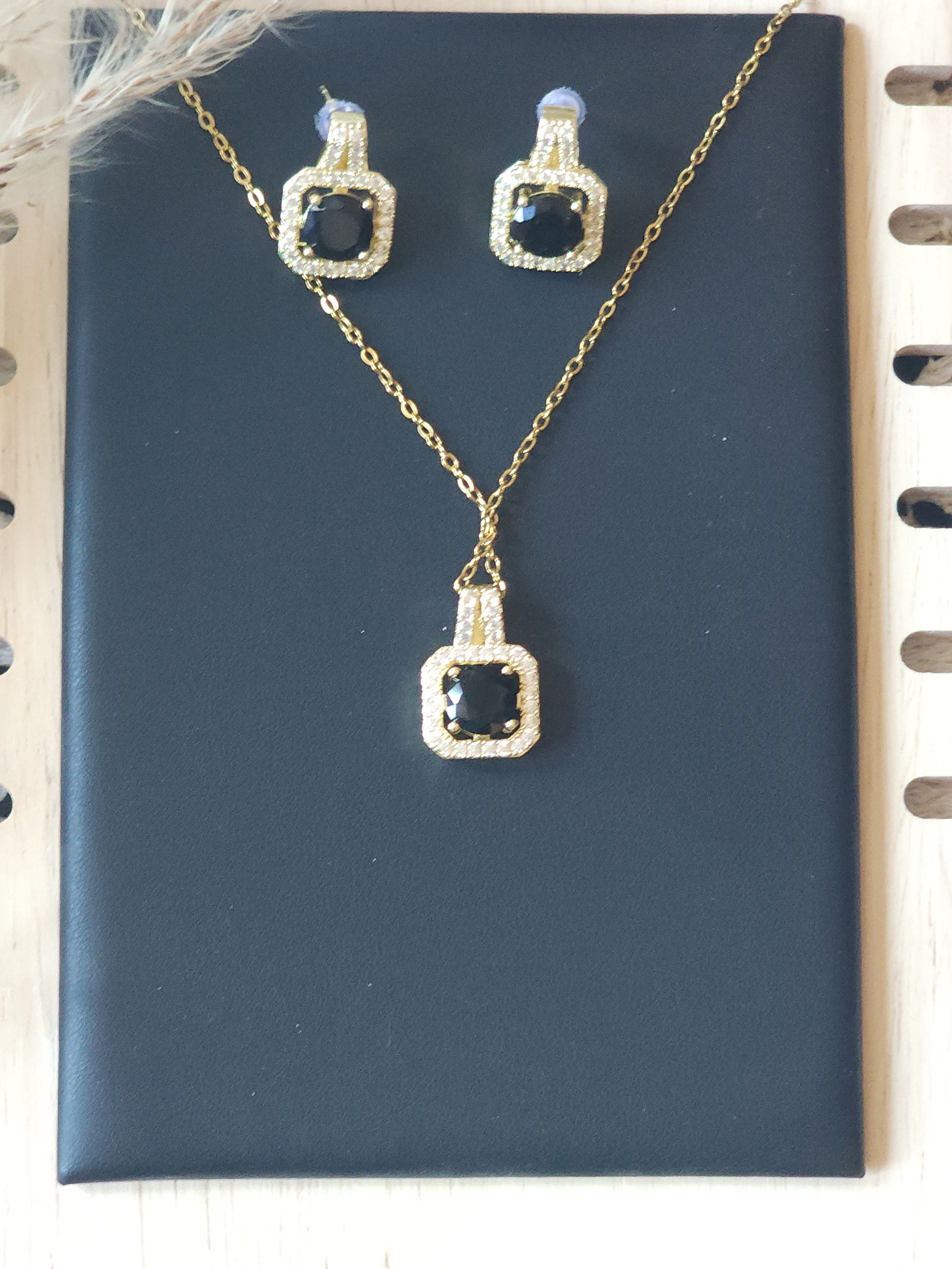 Set de Joyería Elegante: Collar y Pendientes con Cristal Negro y Halo de Brillos
