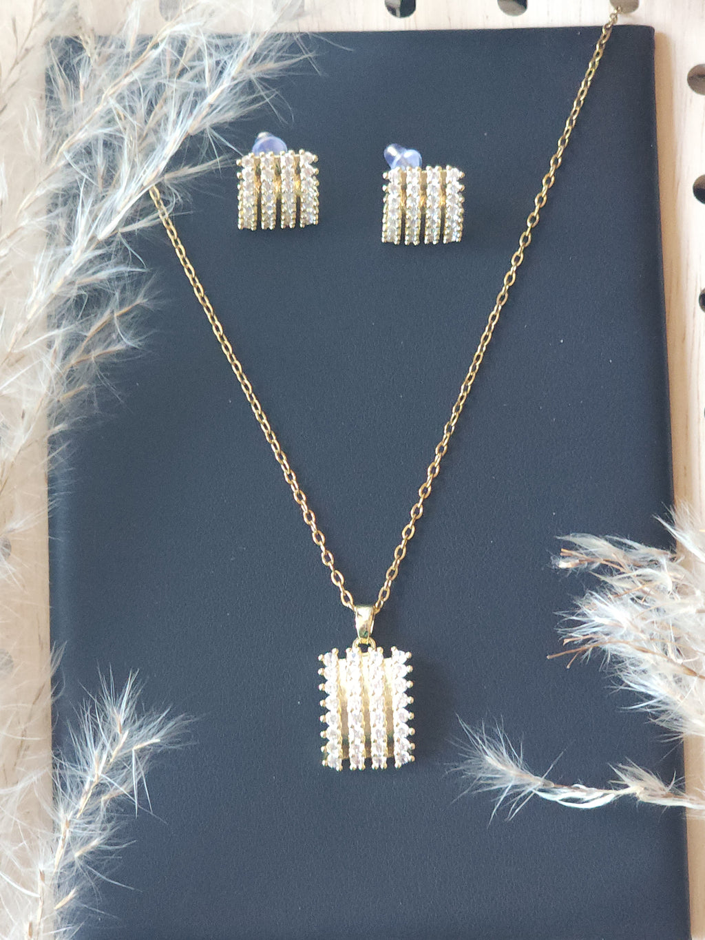 Set de Joyería Dorada "Líneas de Brillo": Collar y Pendientes Rectangulares con Circonitas