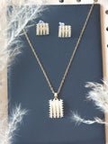 Set de Joyería Dorada "Líneas de Brillo": Collar y Pendientes Rectangulares con Circonitas