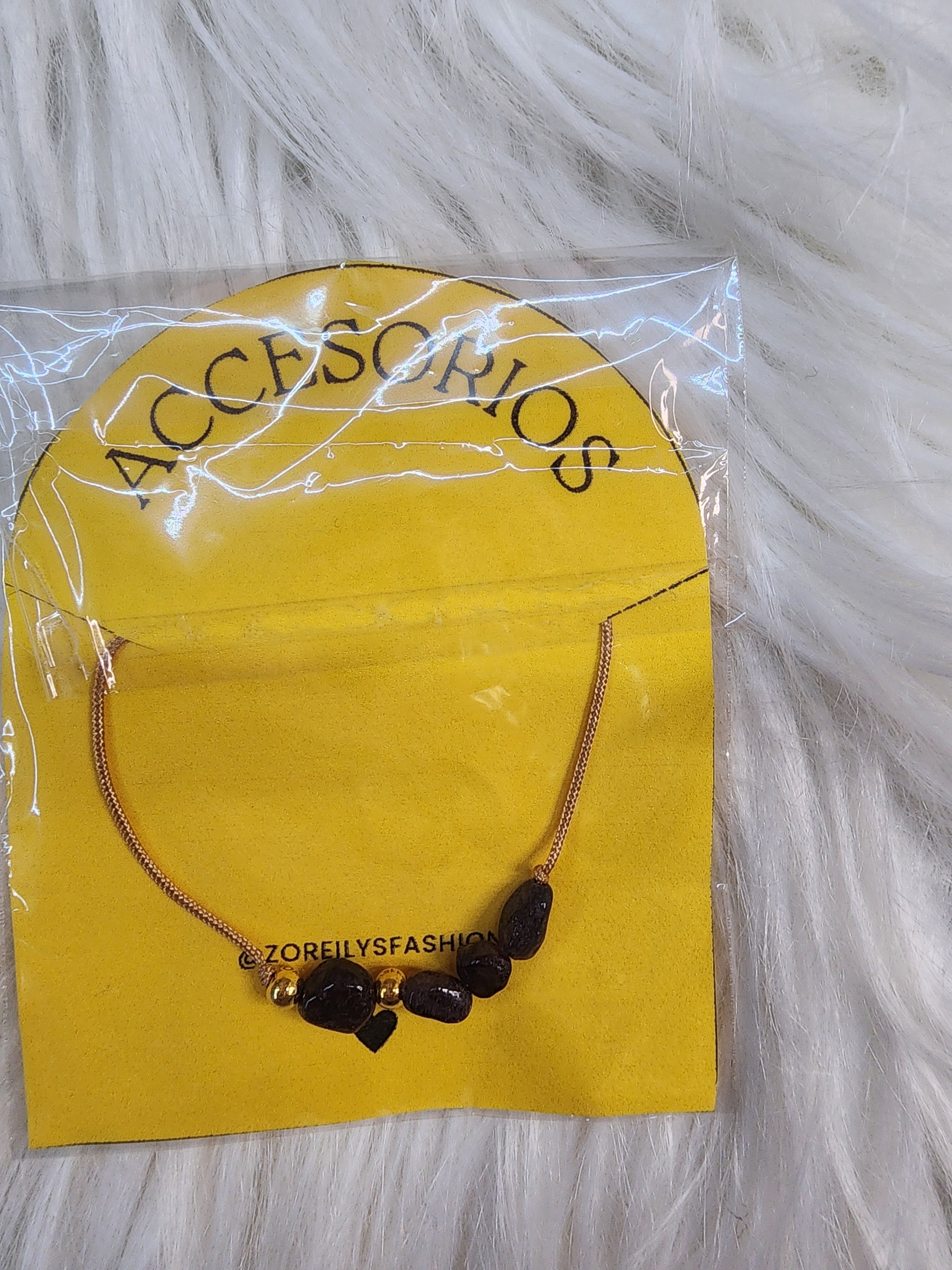 Pulsera de Hilo Ajustable con Cuentas Translúcidas (El toque sutil perfecto)