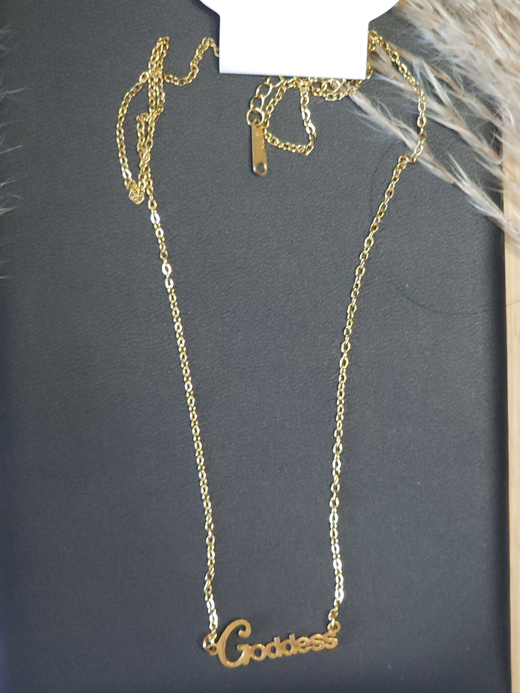 Collar con Mensaje de Empoderamiento "Goddess" en Oro