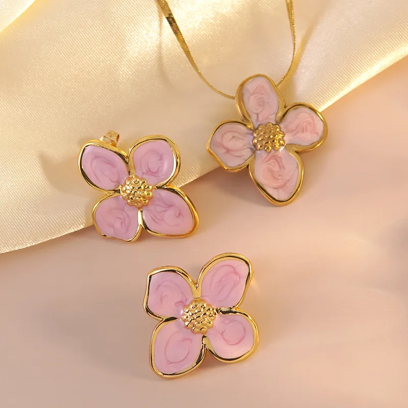 Set de Joyería Flor de la Suerte – Cadena y Aretes con Esmalte Rosa y Baño de Oro