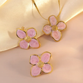 Set de Joyería Flor de la Suerte – Cadena y Aretes con Esmalte Rosa y Baño de Oro