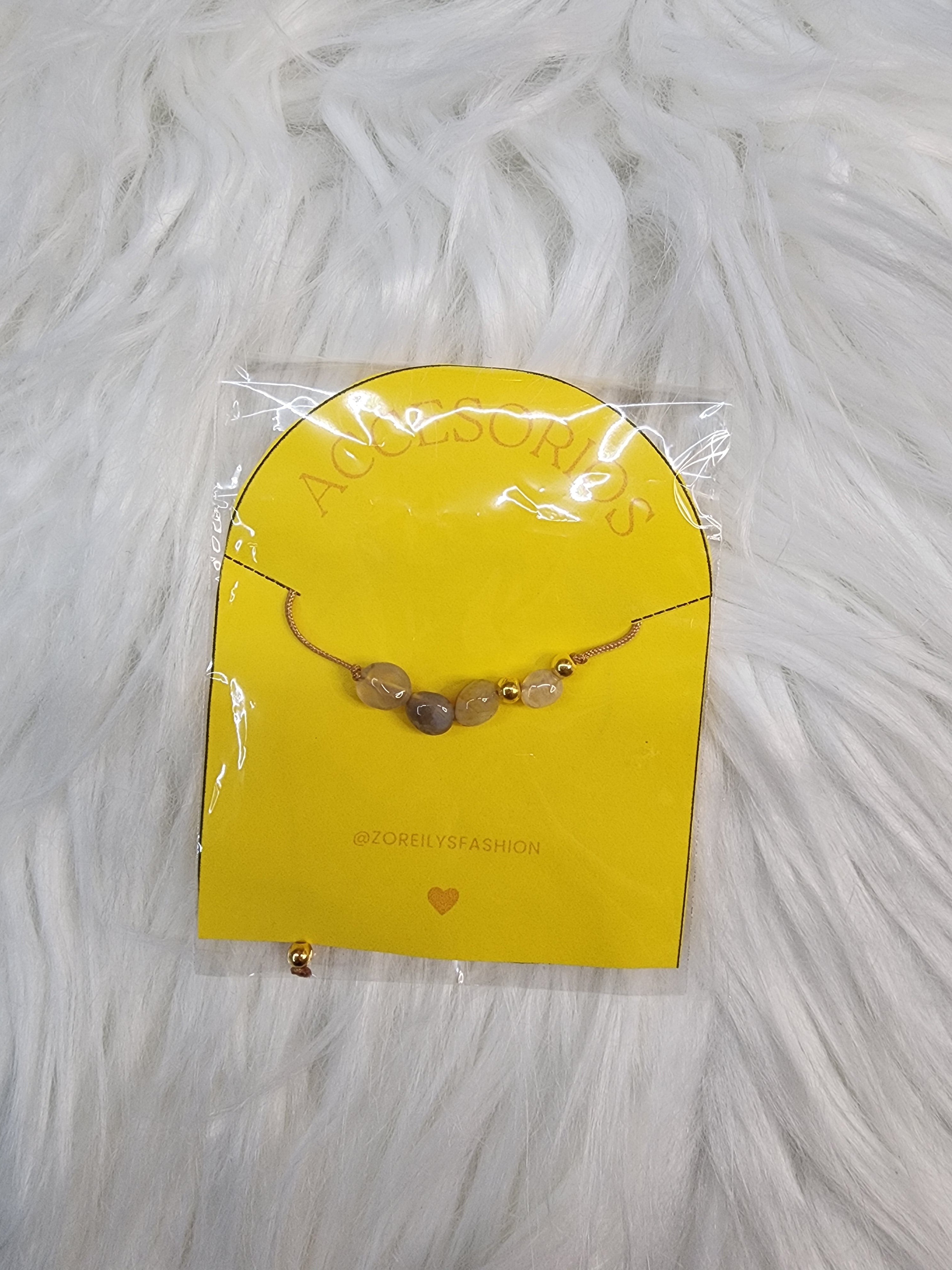 Pulsera de Hilo Ajustable con Cuentas Translúcidas (El toque sutil perfecto)