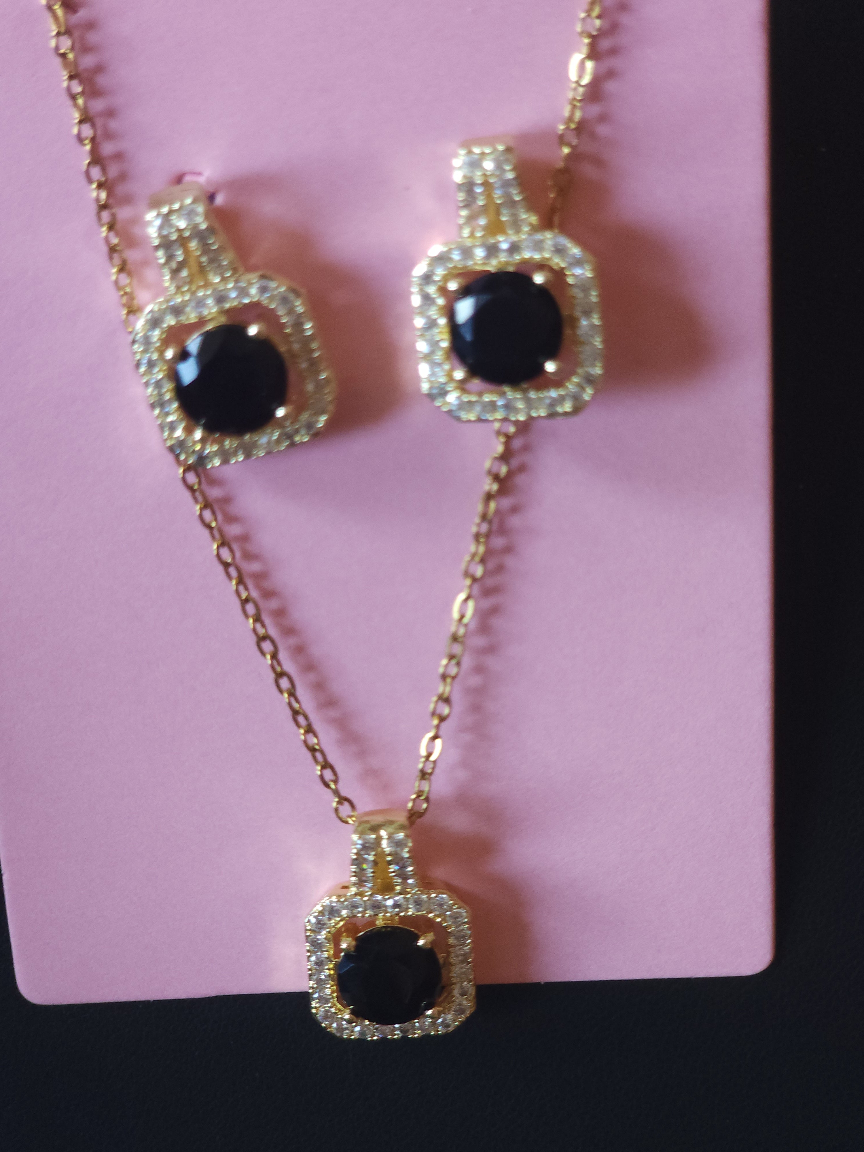 Set de Joyería Elegante: Collar y Pendientes con Cristal Negro y Halo de Brillos