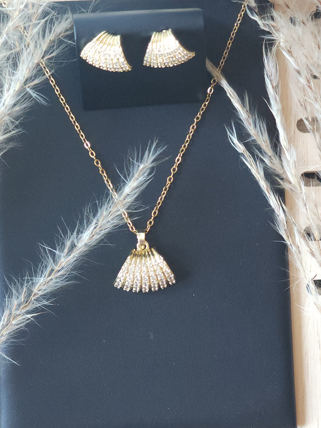 Set de Joyería Fina "Abanico de Mar": Collar y Pendientes Dorados con Pavé de Cristales