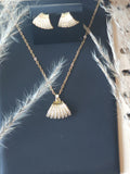 Set de Joyería Fina "Abanico de Mar": Collar y Pendientes Dorados con Pavé de Cristales