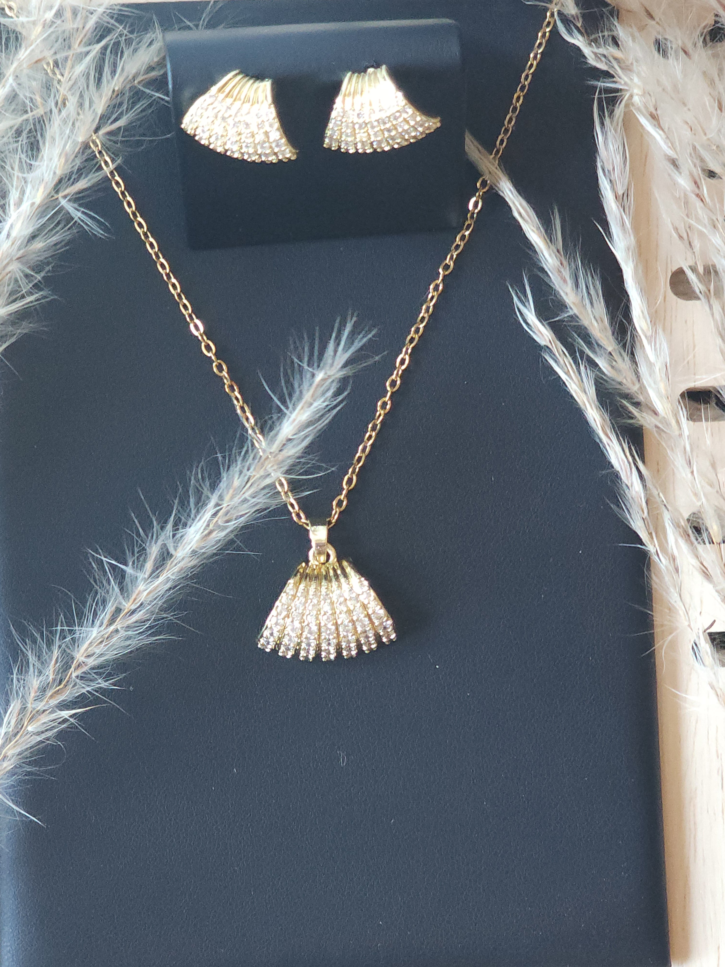 Set de Joyería Fina "Abanico de Mar": Collar y Pendientes Dorados con Pavé de Cristales