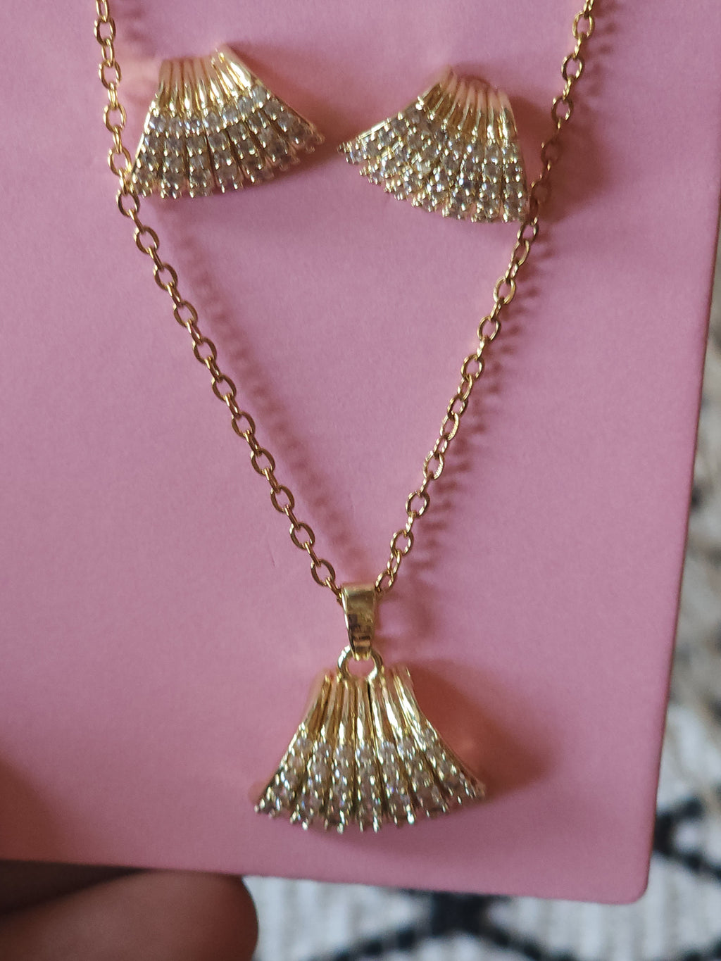 Set de Joyería Fina "Abanico de Mar": Collar y Pendientes Dorados con Pavé de Cristales